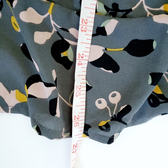 💸CAMBER & GRACE floral keyhole top - Picture 6 of 7